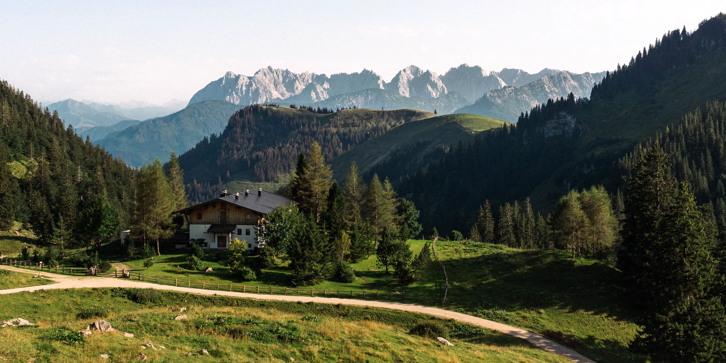 Almhaus auf einer Bergwiese vor dem Wilden Kaiser